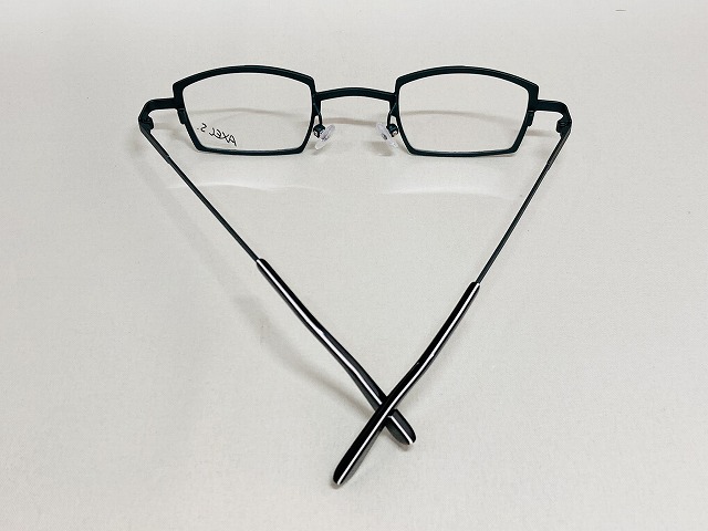 ブルーグリーンカラーの正方形メタルメガネ（ドイツデザイン）