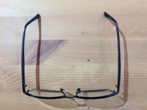 樹脂メガネのつるが折れた修理
