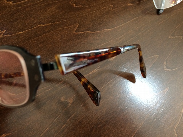 メガネのテンプル劣化によるくすみはミガキ修理