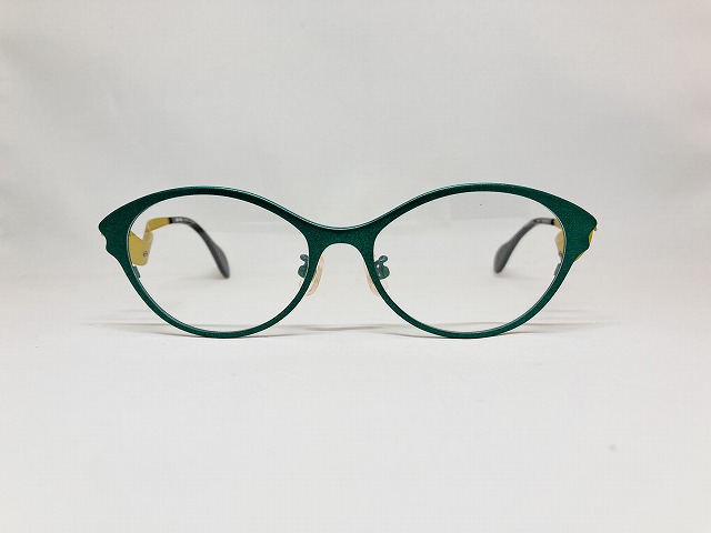 洋服からインスパイアされたグリーンのデザインメガネ