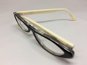 「広島かき」モチーフの手作りメガネ「オイスター君」