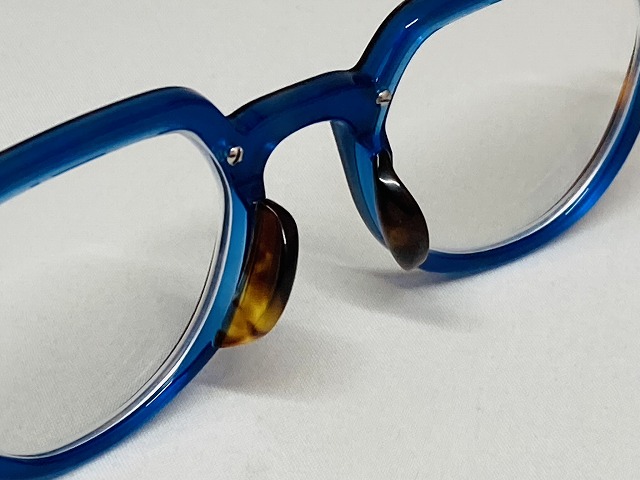 ブルーとべっこう模様の ドイツデザイナーメガネ