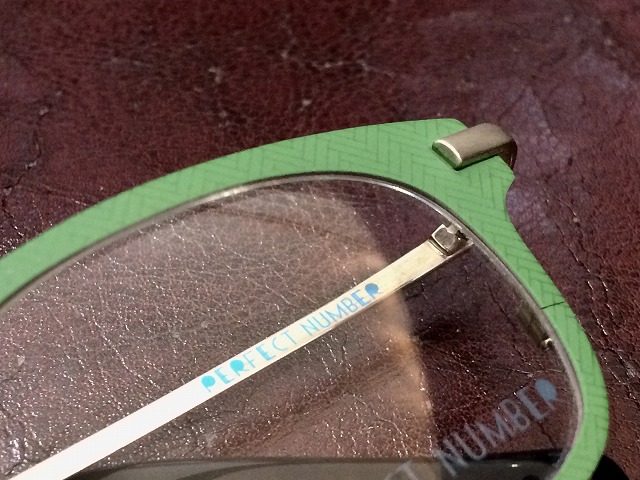 ツイード パターンのナチュラルなグリーンのメガネ