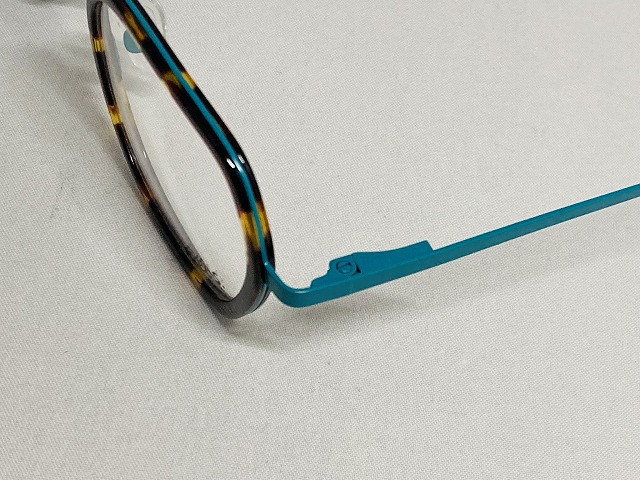 ターコイズブルーとべっこう色のカラフルメガネ。（ドイツの六角形メガネ）