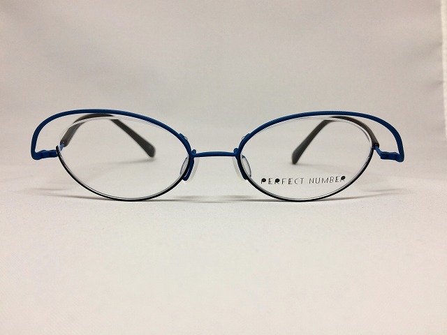 ブリリアントブルーのキュートな軽量デザインメガネ
