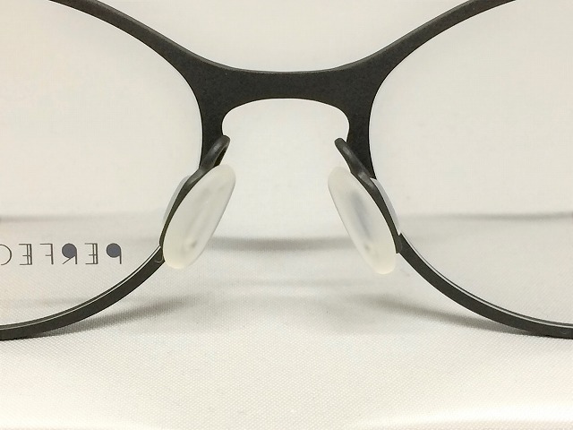 ブルーシャドウのエレガントな軽量デザインメガネ