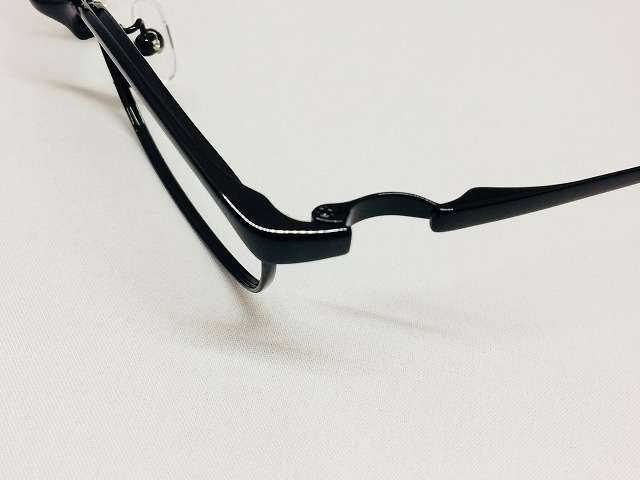 シンプルでカッコいい黒いメタルメガネ