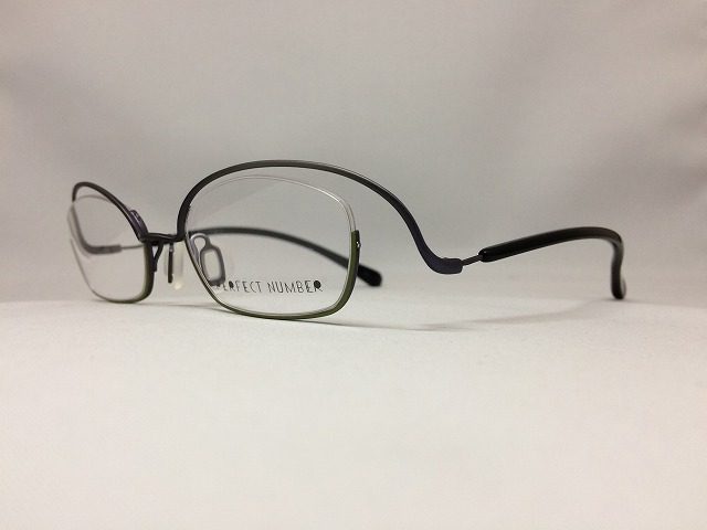 グレー＆オリーブカラーの軽量デザインメガネ