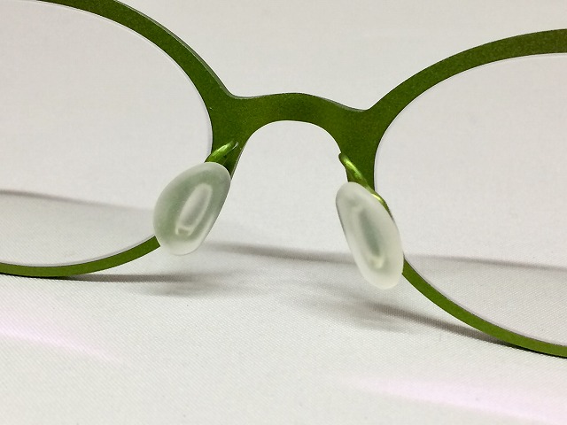 インディゴ＆アップルグリーンの軽量デザインメガネ