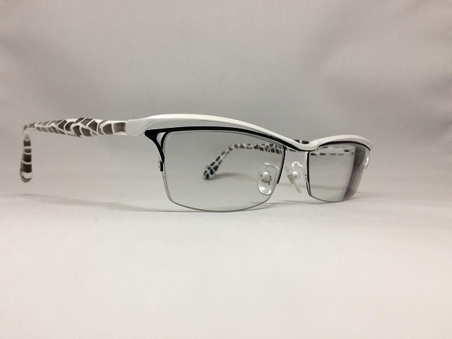 白いキリン模様の便利なメガネ