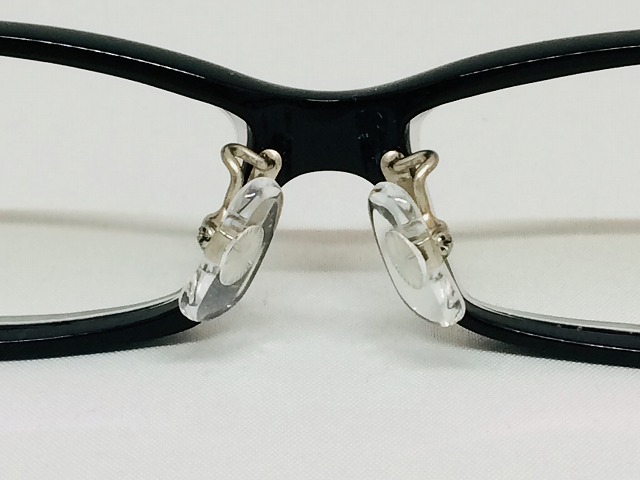 黒ぶちの細い四角いオーダーメイドメガネ