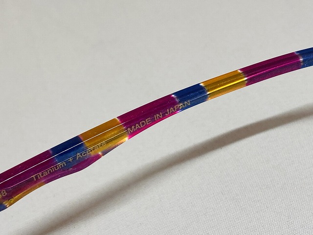 ピンク、オレンジ、ブルーのステンドグラス模様のカラフルめがねFARBEN(ファルベン日本製)