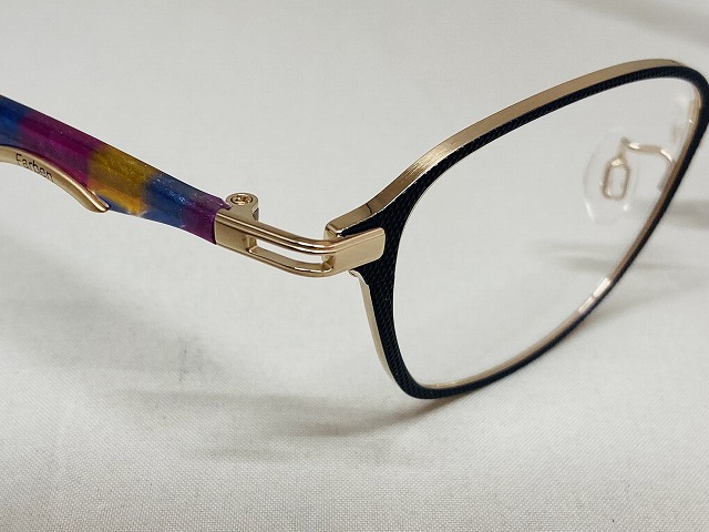 ピンク、オレンジ、ブルーのステンドグラス模様のカラフルめがねFARBEN(ファルベン日本製)