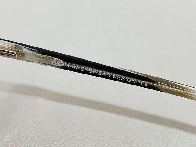 マルチカラーのクラウンパントメガネ（ドイツデザイナーメガネ）