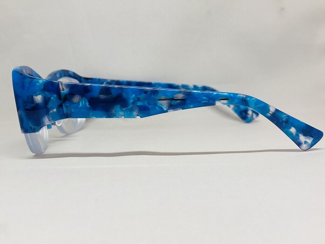 ブルーシェルカラーの手作りナイロールメガネ（GoogleGemini）