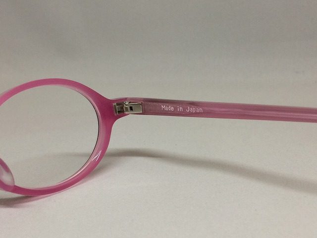 小顔女性に可愛いピンクの小さいメガネはいかがでしょうか？