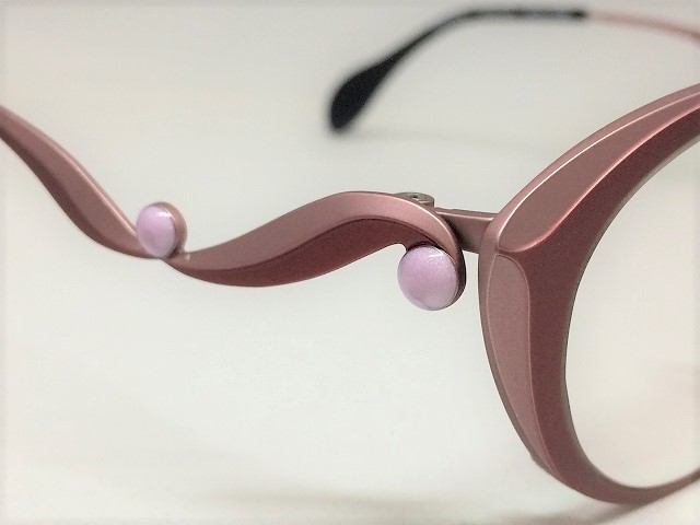 花開く「ブロッサム」という名前のデザインメガネ