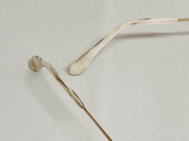 パールホワイトとシャンパンゴールドの可愛いメガネ（Putriプトゥリ）