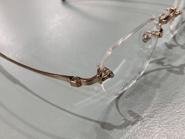 リムレスフレームのレンズアレンジできます（店内切削加工）