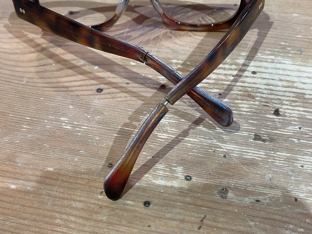 樹脂メガネのつるが割れたので修理できますか？