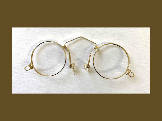 フィンチメガネ取り扱いあります(広島市コロリトゥーラ)