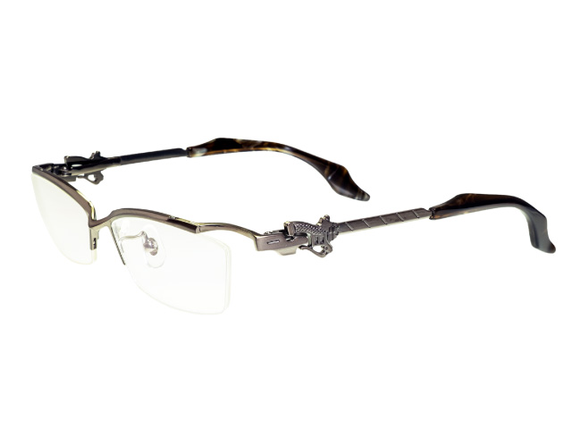 「進撃の巨人」の世界観をイメージして制作されたコラボ眼鏡（広島市）